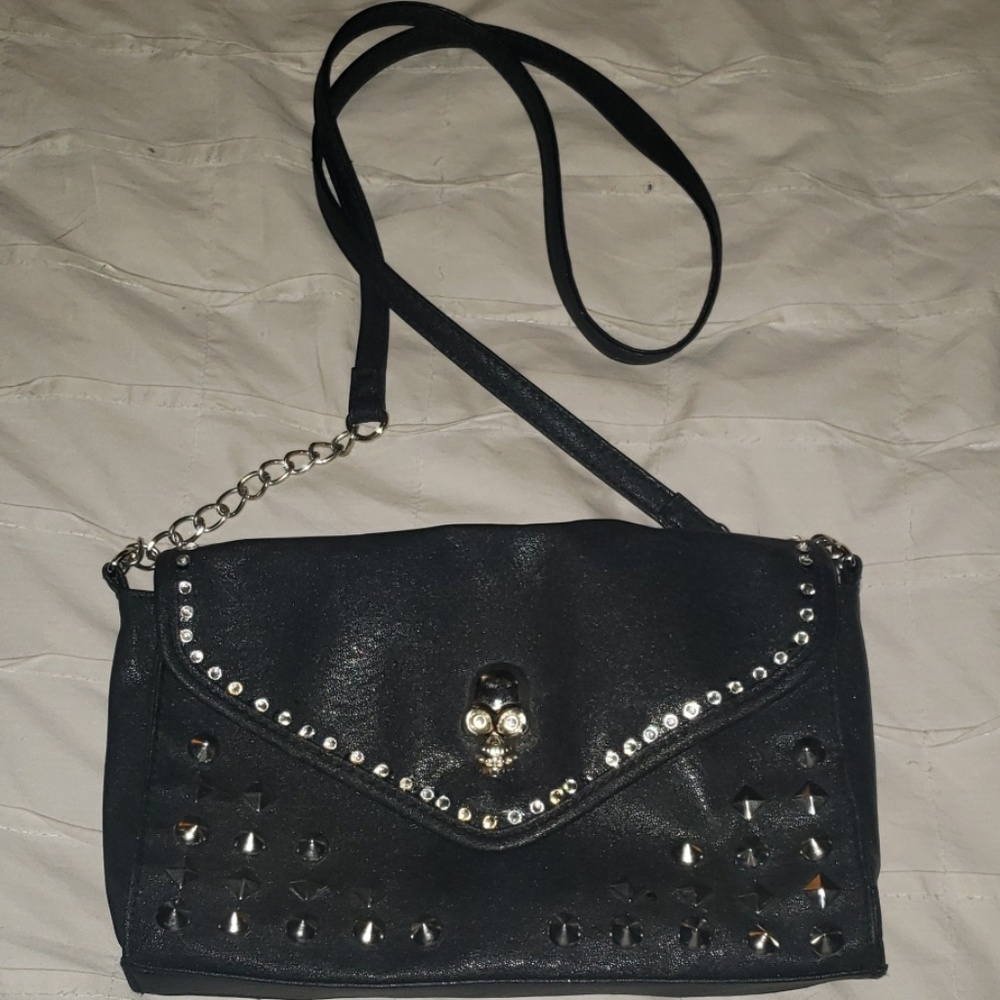 Black skull clutch